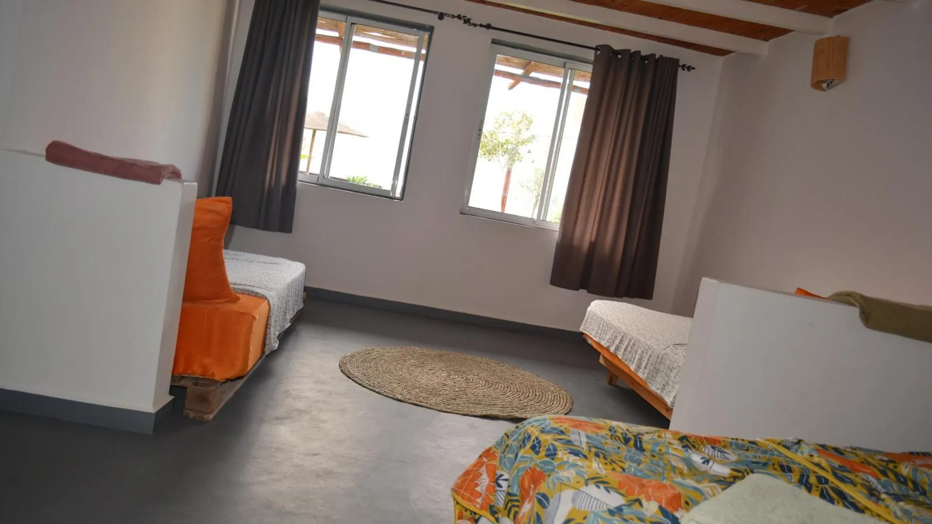 אסאוירה Surf House Lodge אתר קמפינג